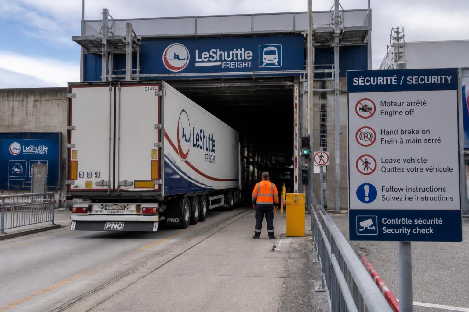 découvrez tout ce qu'il faut savoir sur le transport des camions dans le tunnel sous la manche, ses modalités, règles et conseils pour un trajet sécurisé.