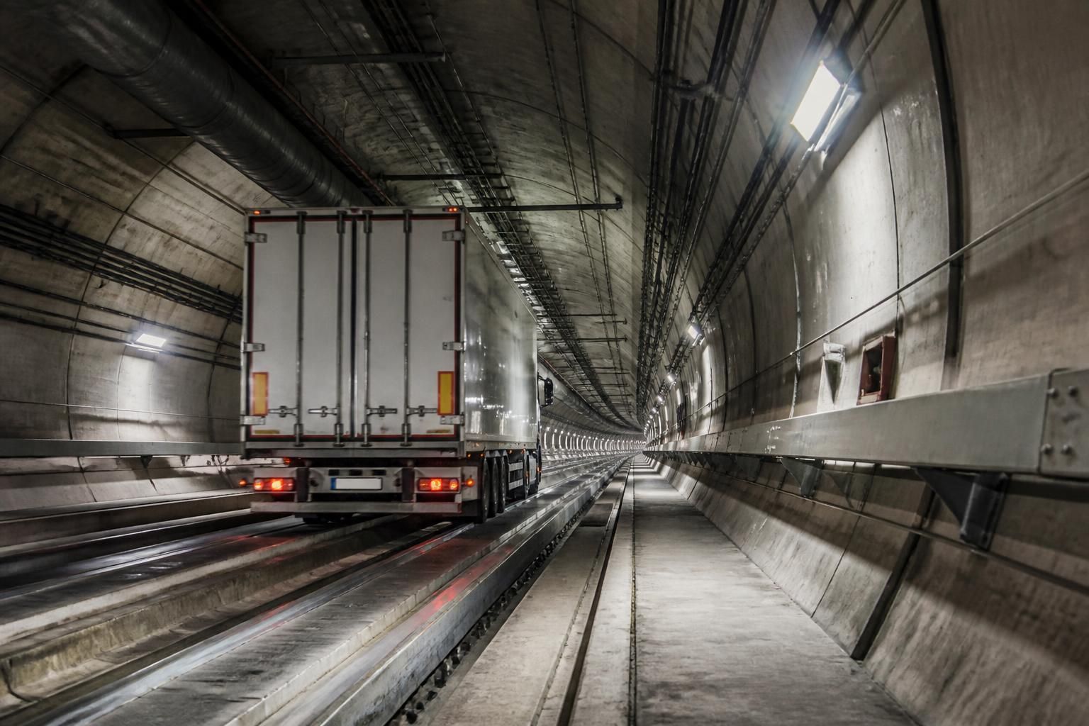 tout savoir sur le transport des camions dans le tunnel sous la manche découvrez tout ce qu'il faut savoir sur le transport des camions dans le tunnel sous la manche : procédures, réglementations et conseils pratiques pour un voyage sécurisé.