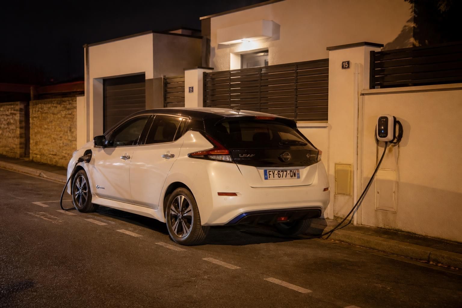 découvrez les tarifs de la recharge pour voiture électrique en 2026 et comparez les coûts entre les bornes publiques et la recharge à domicile.