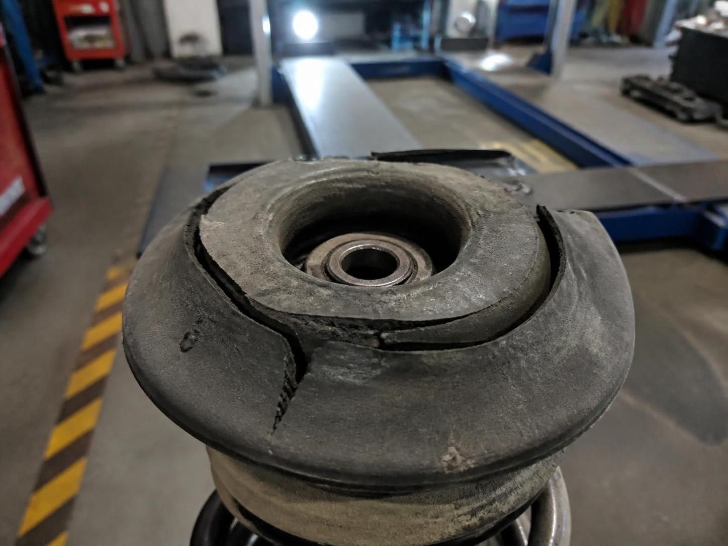 ce bruit de coupelle damortisseur qui revient a chaque dos dane 1 découvrez pourquoi votre amortisseur fait ce bruit de coupelle à chaque dos-d'âne et comment y remédier pour un confort de conduite optimal.